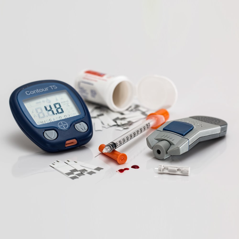 Diabetes Messgeraet Insulinspritze und Tabletten