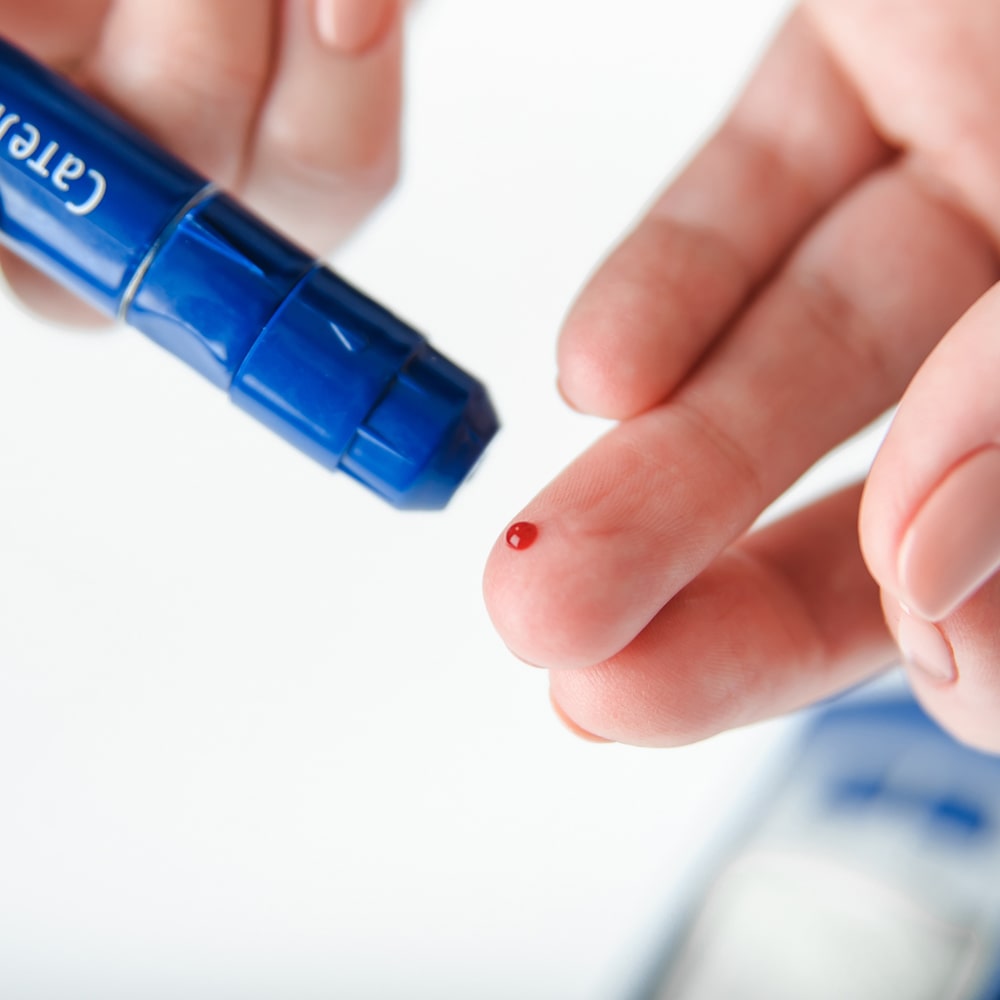 Diabetes Finger und Blutzucker Messung.