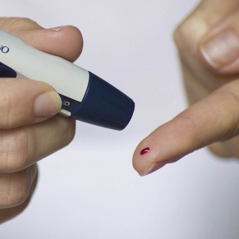 Finger und Diabetes Blutzucker messen.